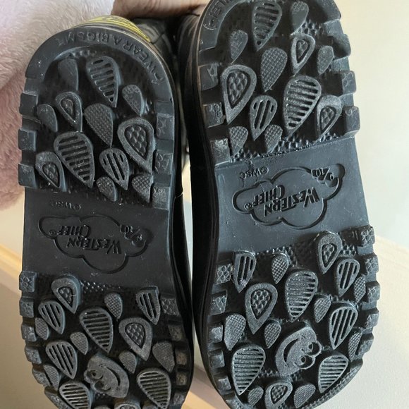 Make rainy days an adventure with these fantastic Batman rain boots!  SZ:9/10 - Picture 2 of 2